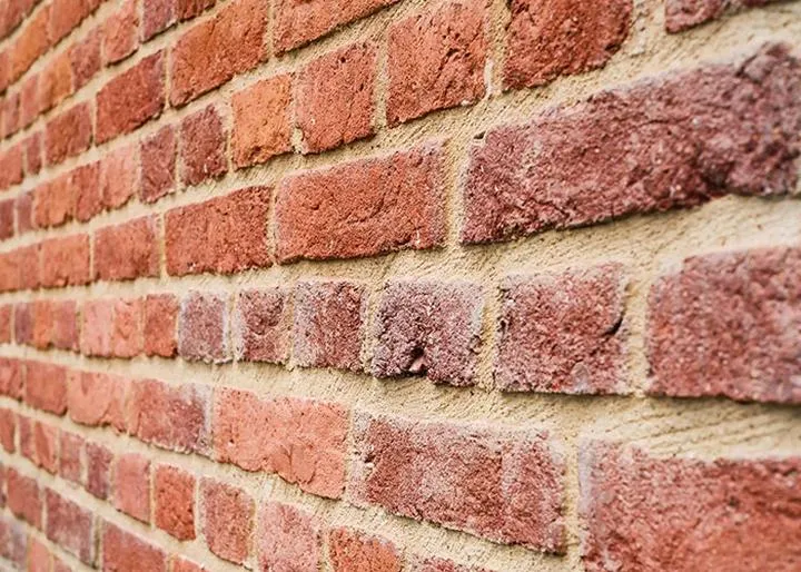 Jak dbać o fasadę z cegły? Przewodnik po konserwacji budynków