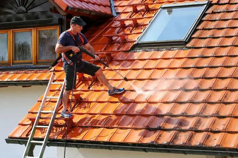 Jakie są koszty czyszczenia i malowania dachu? Sprawdź, ile musisz wydać!