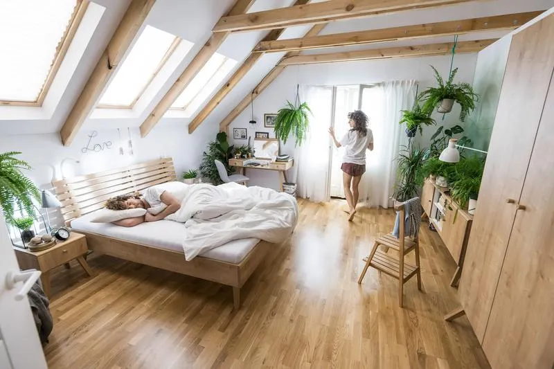 Praktyczne porady, jak pięknie urządzić sypialnię ze skosami w nietypowym wnętrzu