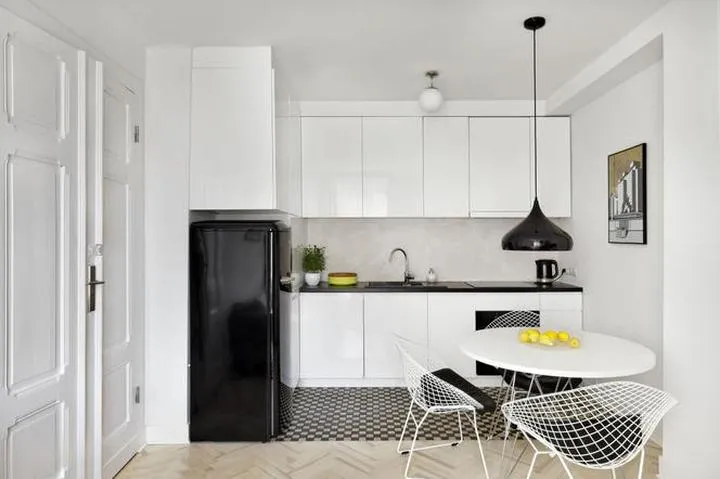 Praktyczne porady, jak ustawić lodówkę w małej kuchni, aby zaoszczędzić miejsce