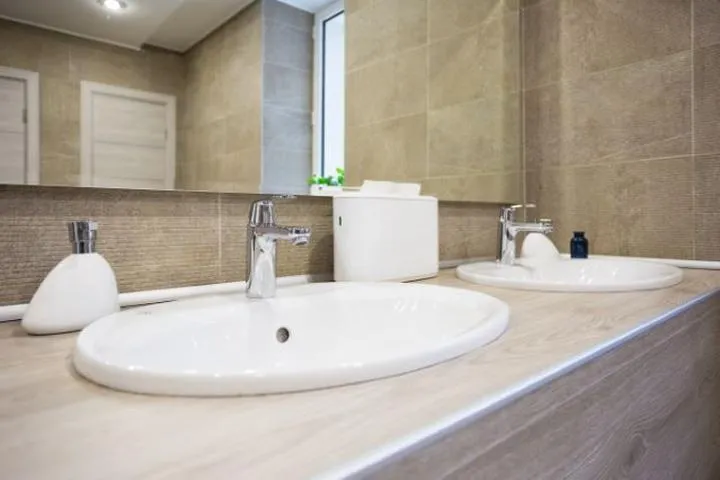 Montaż lustra na płycie gipsowej