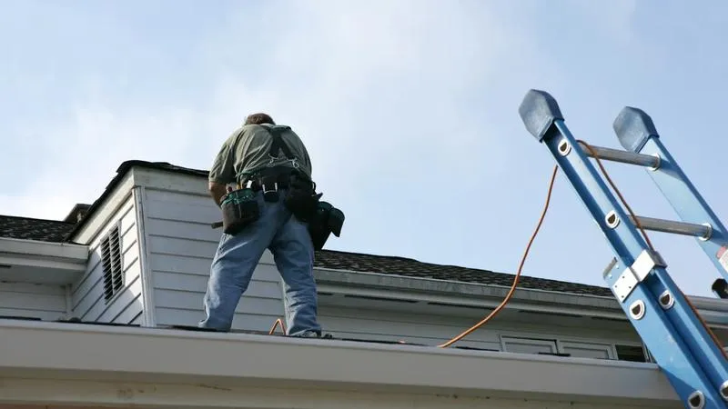 Wejście na dach z blachodachówki